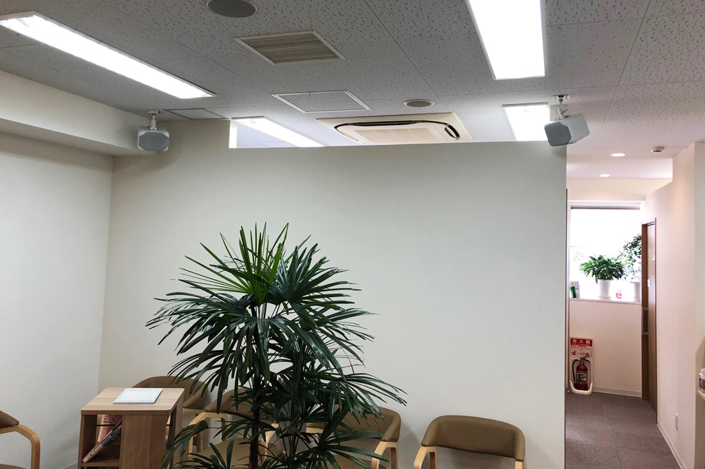 にじの空クリニック様_サウンドマスキング"リリーバー"設置